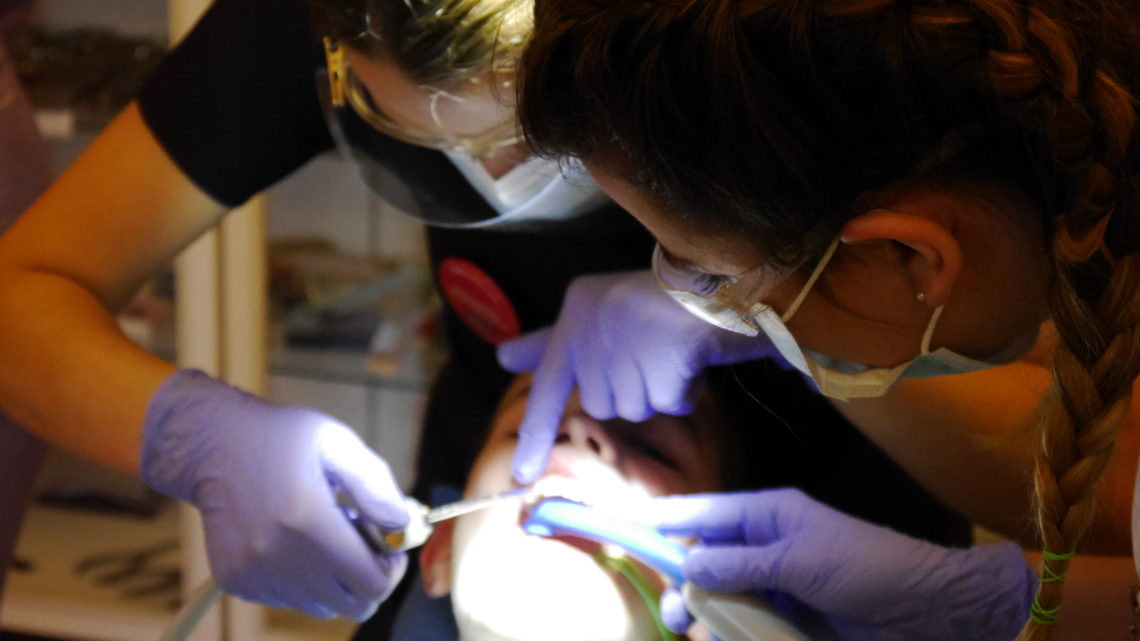 Słuczaczki wykonują zabieg w jamie ustnej pacjenta